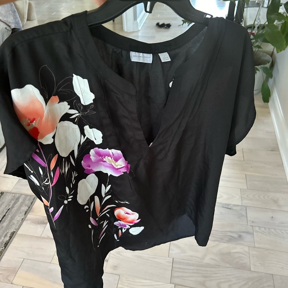 New York and Company short sleeve floral blouse. - Picture 5 of 10